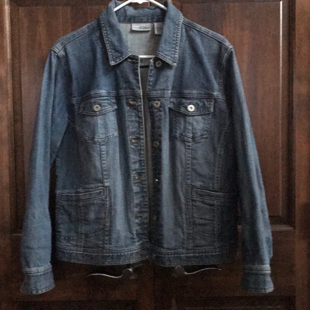 💖 3/$12 or 2/$8 Chico’s Platinum Jean Jacket